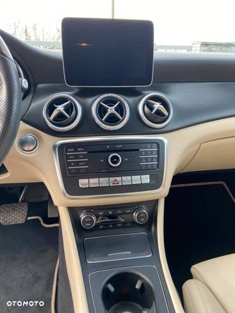 Mercedes-Benz CLA 250 7G-DCT - 12