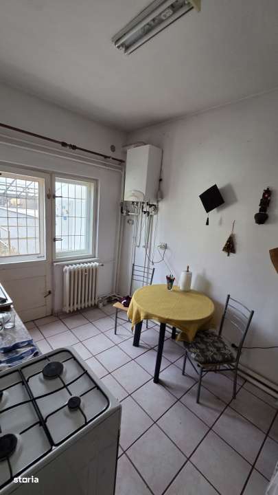 Casa cu etaj in zona semicentrala-7