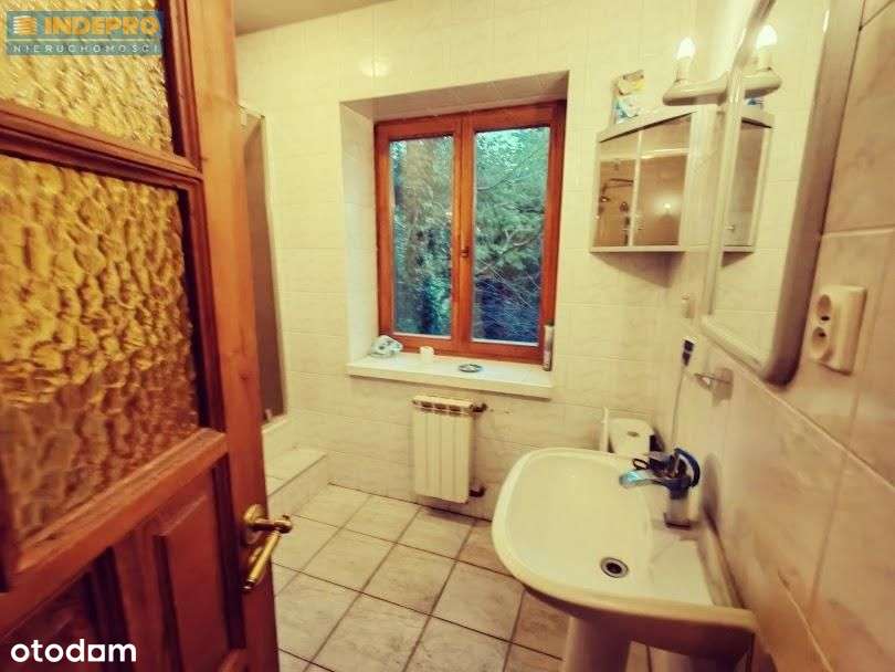 Zielona enklawa w mieście – dom z potencjałem!-12