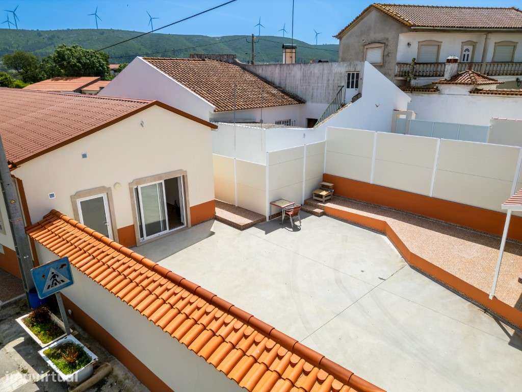 Moradia térrea, nova, geminada em zona tranquila dentro de aldeia-41