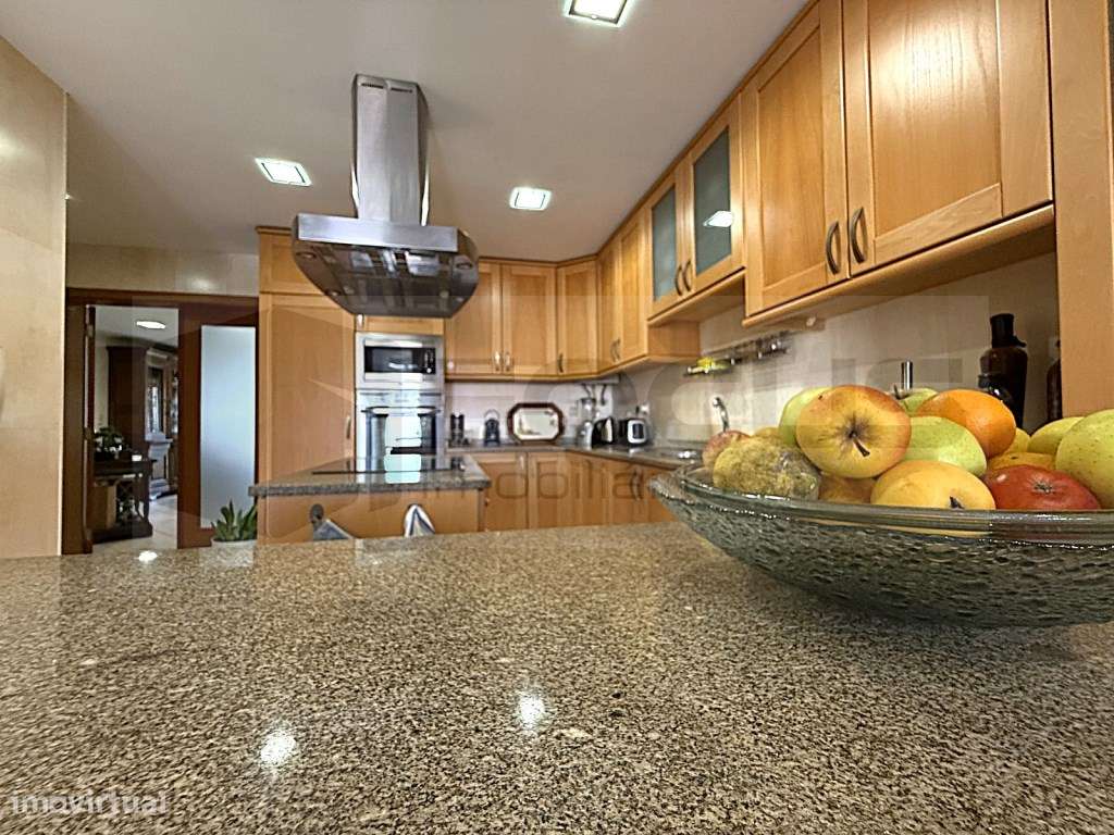 Espaçosa moradia T4 para venda em Esgueira-8