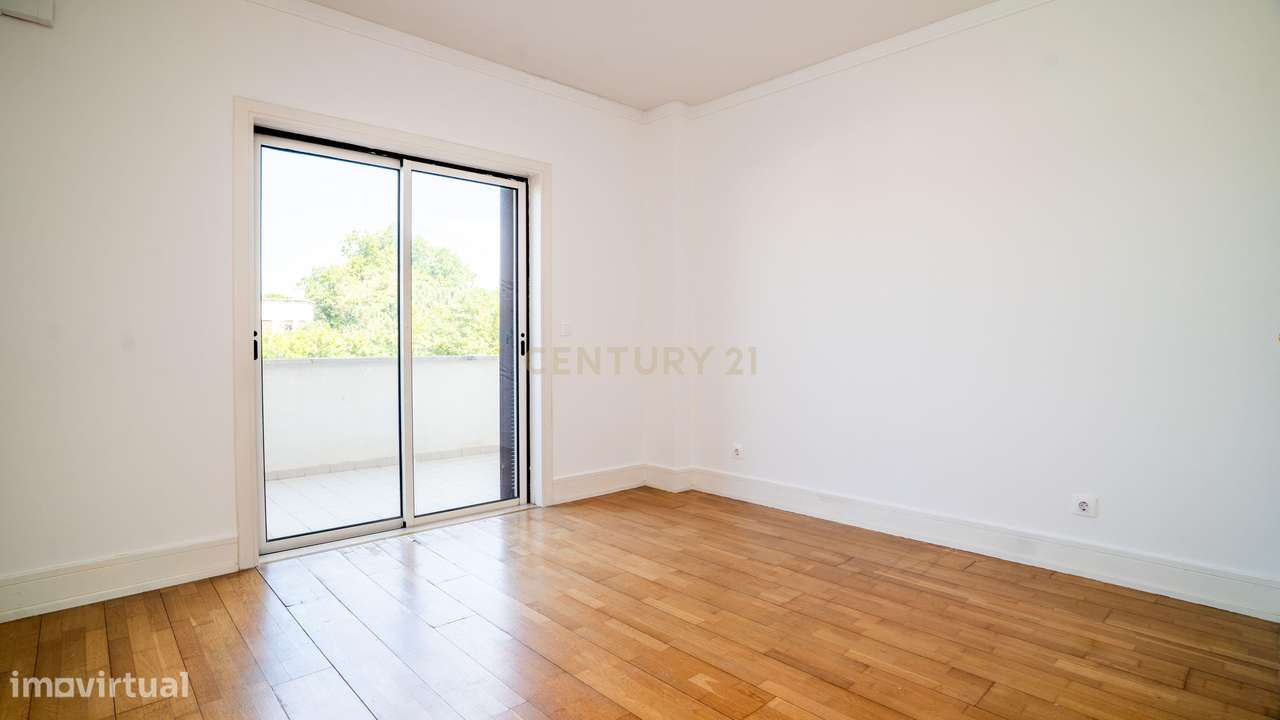 Apartamento T3 com Vista Mar – 5º Andar – A Dois Passos do Casino Esto-19