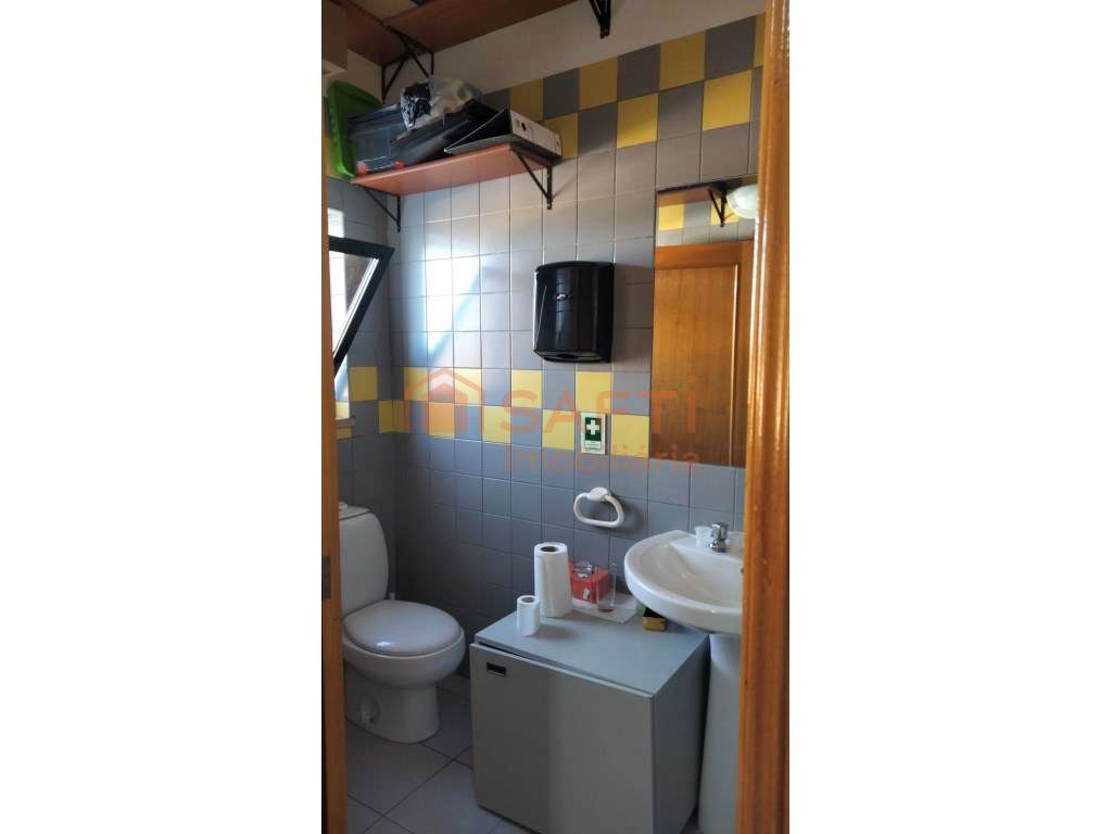 Oportunidade Única: Escritório Espaçoso com Potencial de Transforma... - Grande imagem: 2/3