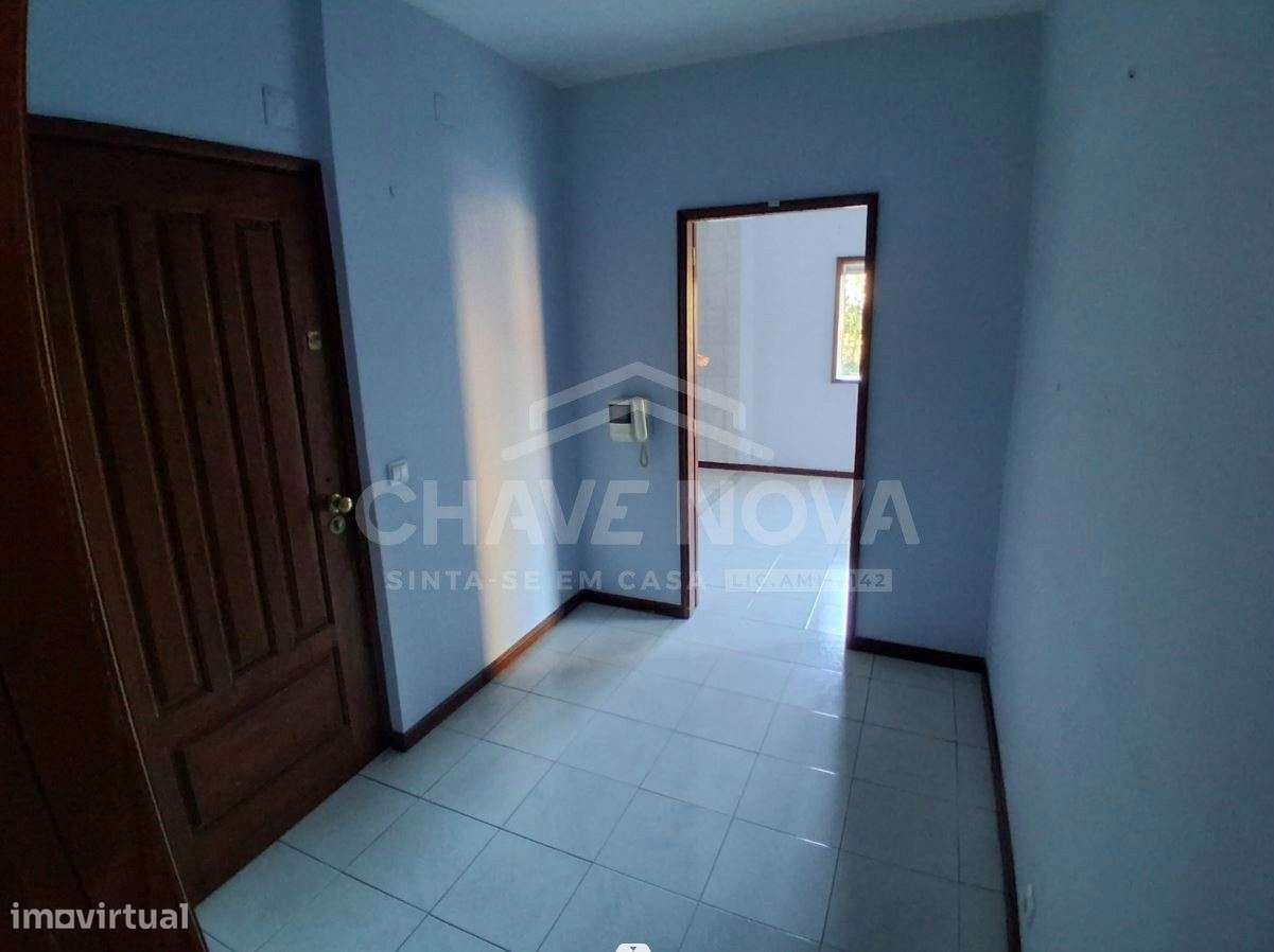 Apartamento T2 com varanda e garagem em Rio Tinto-4