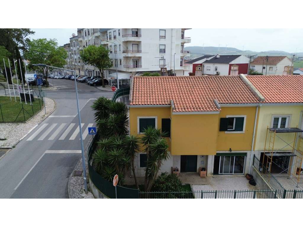 Moradia T4 com Logradouro e Garagem-32