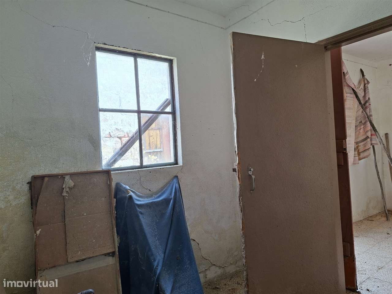 Propriedade Única com 2 Casas para Recuperação e Terreno de 2,6 Hectar-30