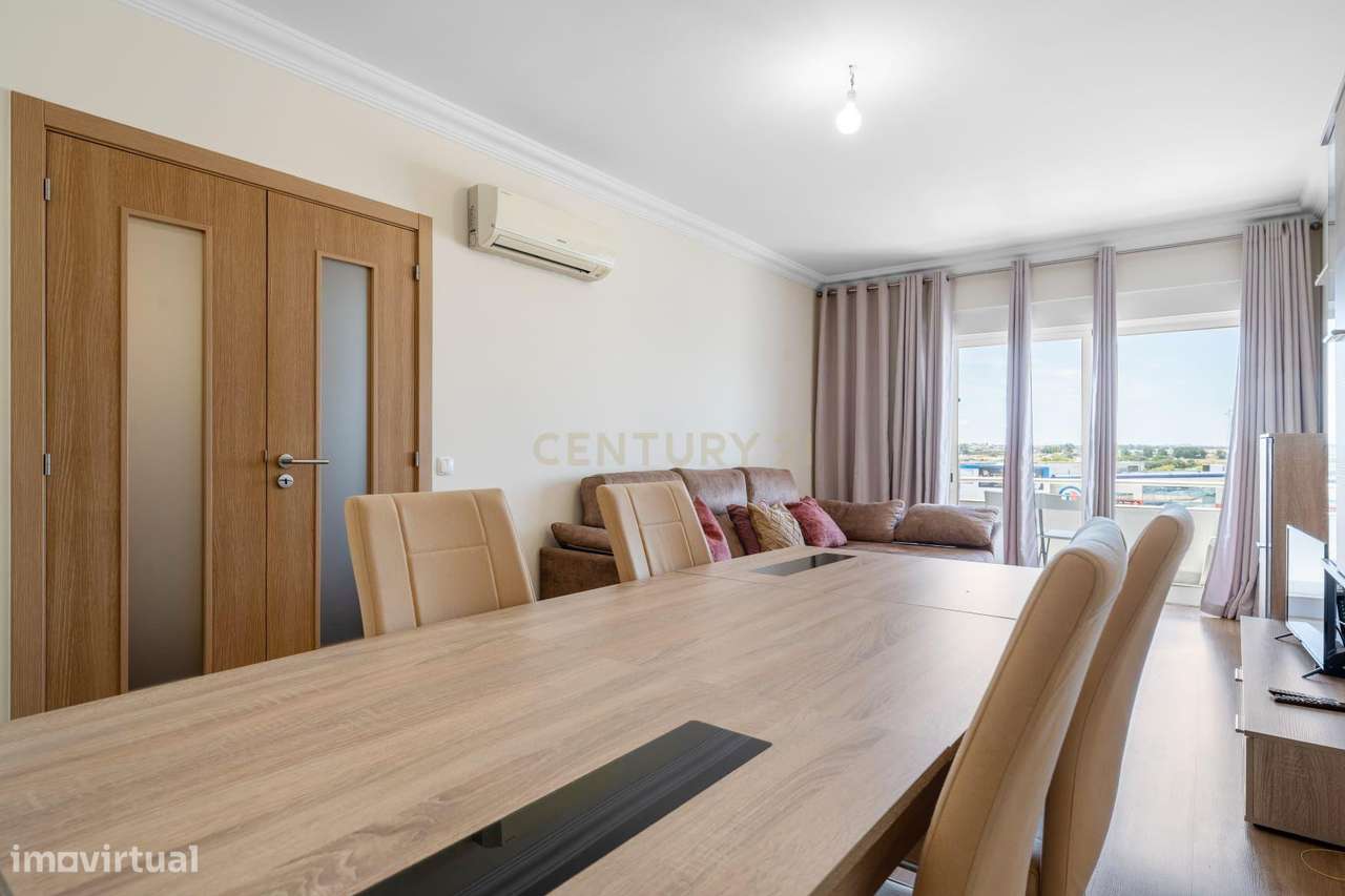 Apartamento T2 em Montijo com Parqueamento e Varandas-3