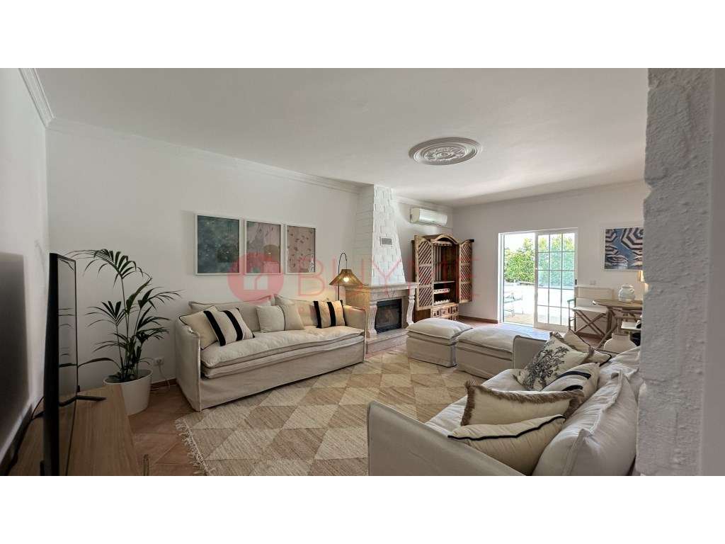 Moradia V4 Exclusiva com Piscina, Jacuzzi e Amplos Jardins em Almancil-13