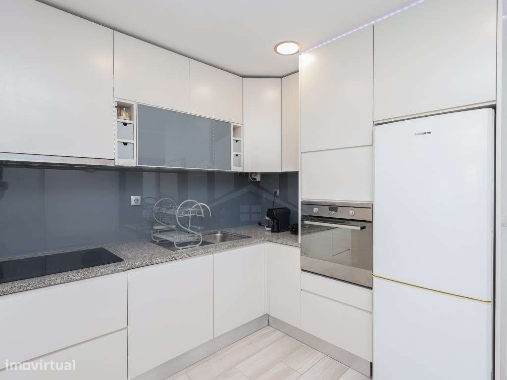 Apartamento T2 Parcialmente Remodelado em Valbom | Oportunidade aba...-9