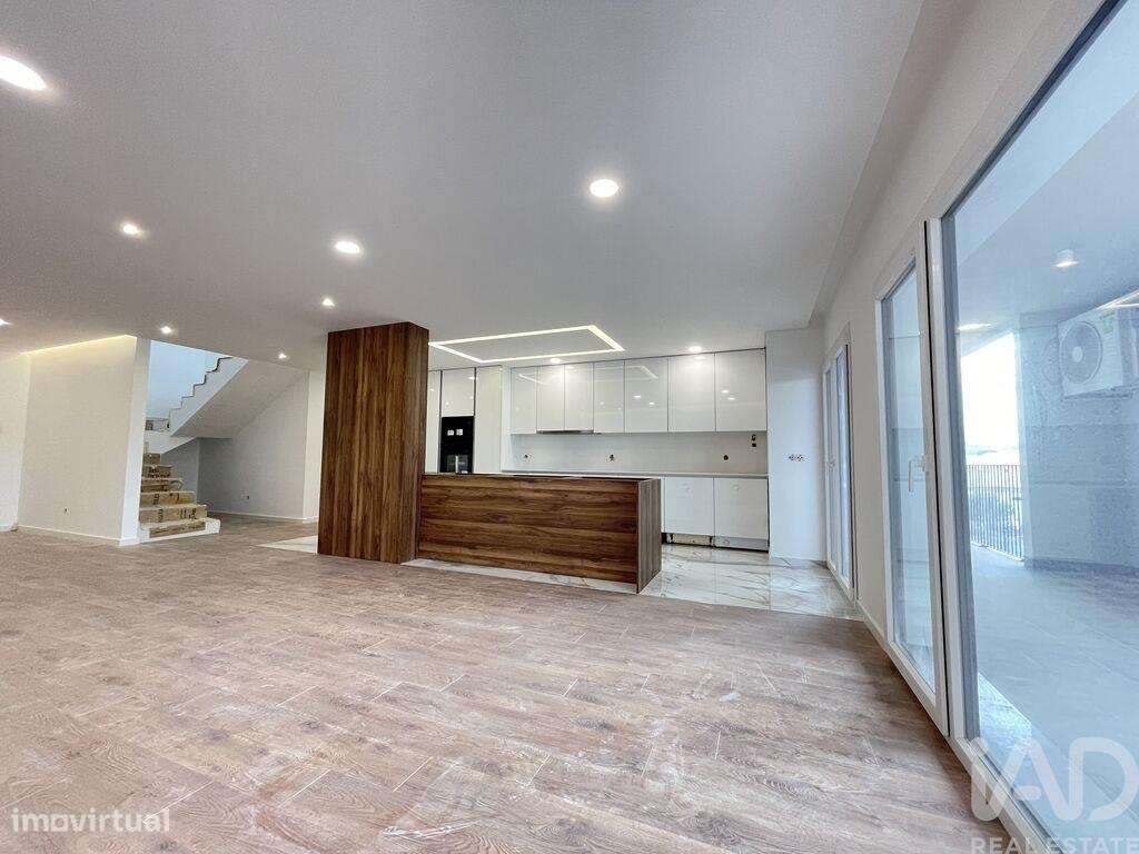 Duplex T3 Em Nossa Senhora De Fatima De 143 00 M2