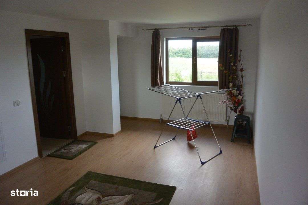 Casa P+E, la 15 km de Poiana Lacului, finisata, mobilata, teren 7500mp - Imagine principală: 5/14