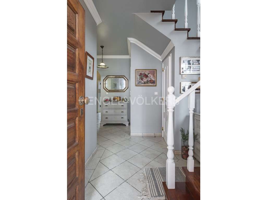 Moradia T5 com piscina em Sobreda de Caparica-7