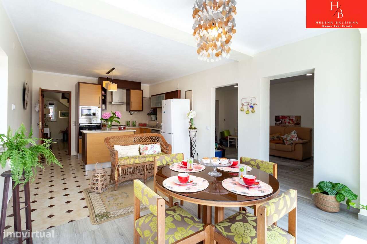 Bonita moradia V6, situada nos Casais de São Lourenço, junto à pra-17