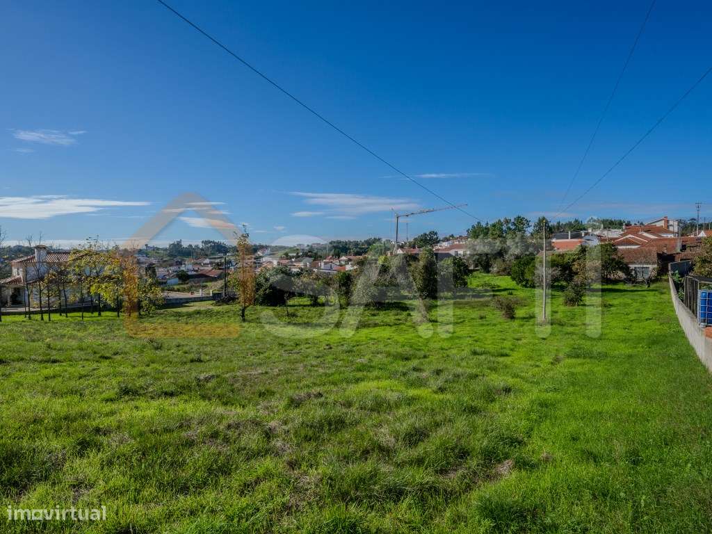 Prédio urbano com moradia para reconstrução, implantado num terreno... - Grande imagem: 4/21