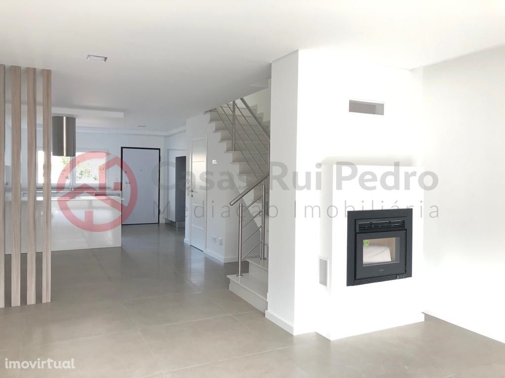 Moradia T3 geminada com garagem e 3 suites, Quinta do Conde