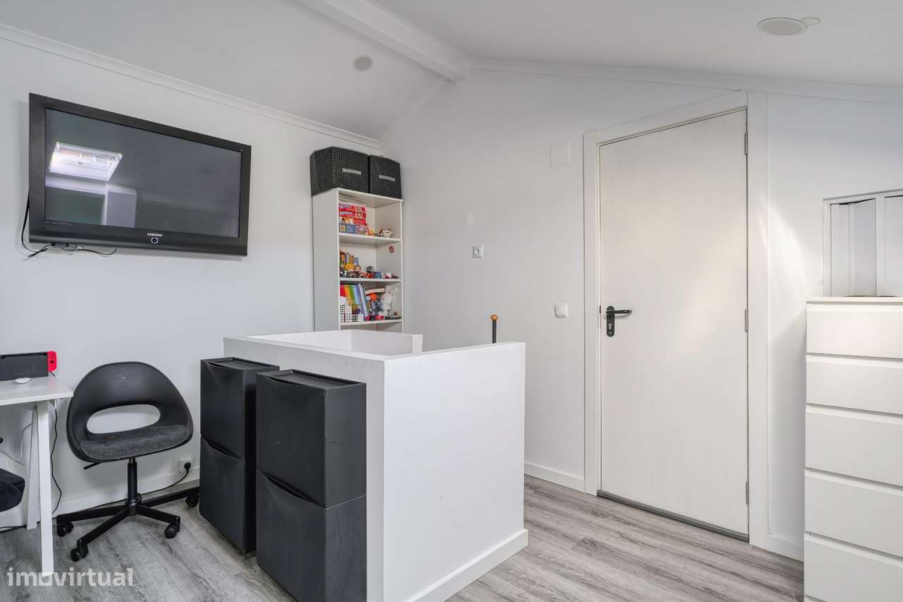 Apartamento T2+1 Totalmente Remodelado no Casal do Marco, Seixal-21