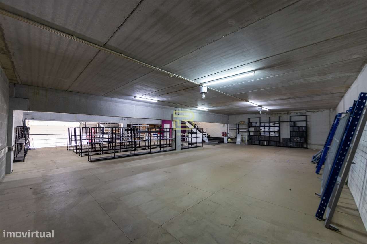 ARMAZÉM com 374m², para VENDA, na ZONA INDUSTRIAL de ERMESINDE - Grande imagem: 1/22