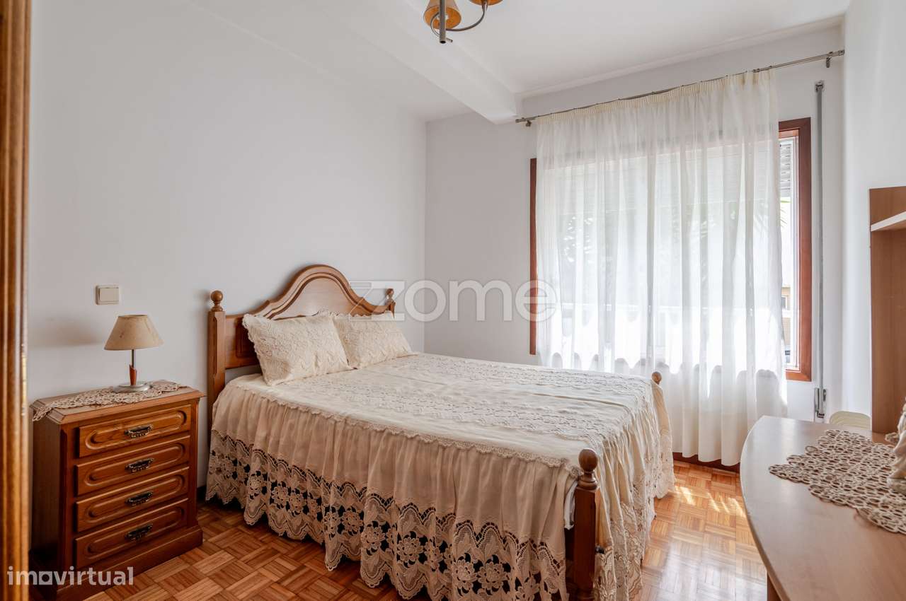 Apartamento T3 com garagem, varanda e arrumos-12