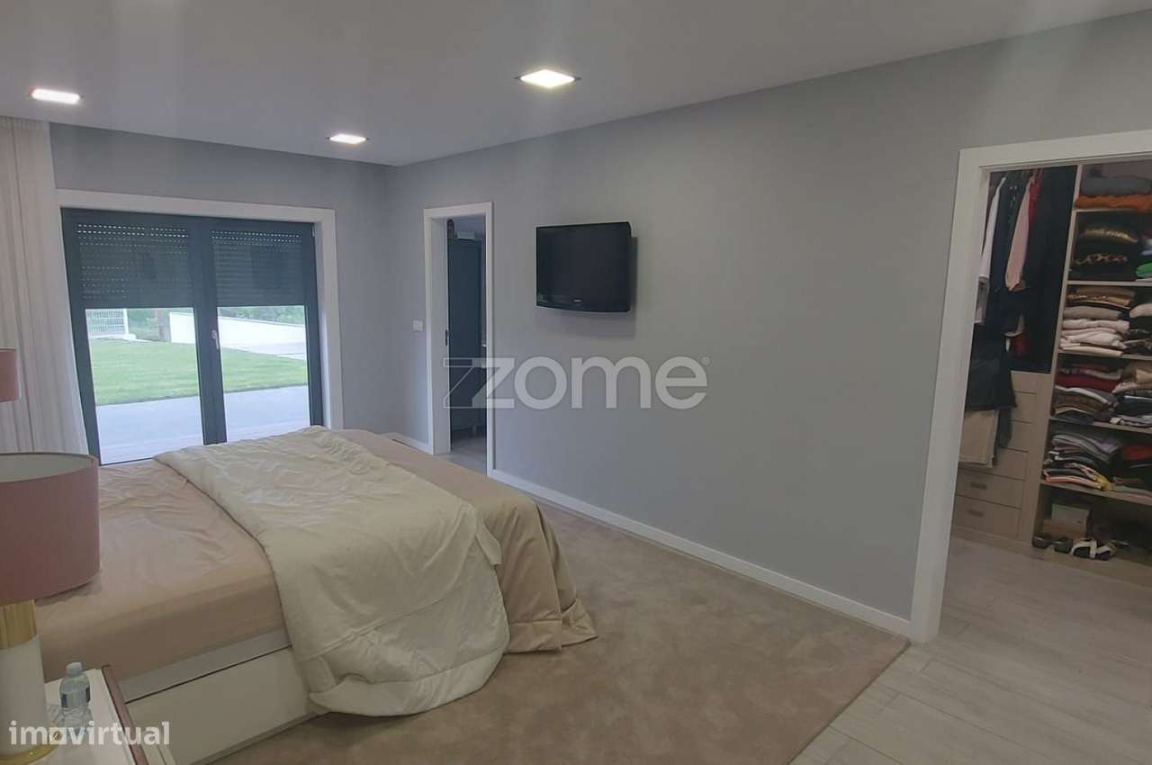 Moradia Térrea V3 com Piscina, Garagem e Terreno de 1.990 m² – Bust...-16