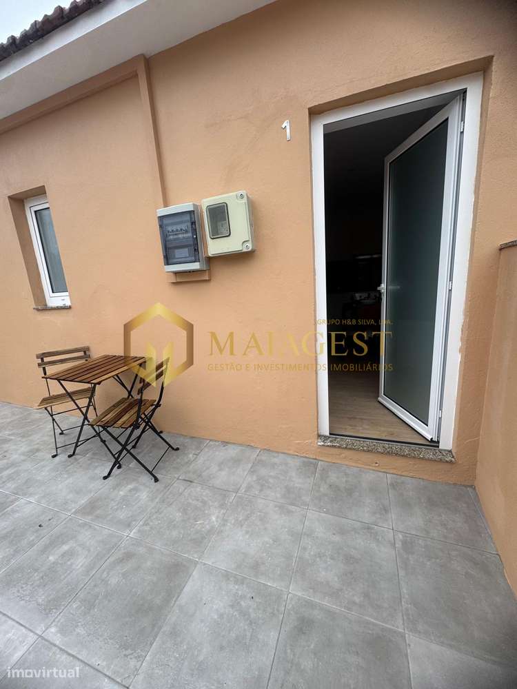 Moradia remodelada dividida em 3 habitações em Canelas-23