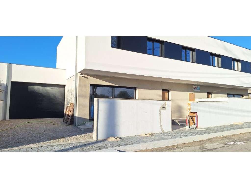 Moradia T3 RC+ANDAR de 3 frentes - Grande imagem: 2/10