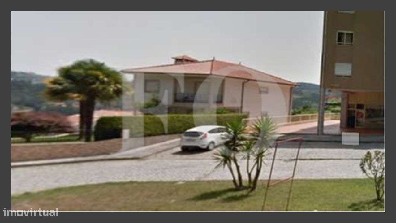 Loja comercial na freguesia de Lustosa, concelho de Lousada. - Grande imagem: 5/20