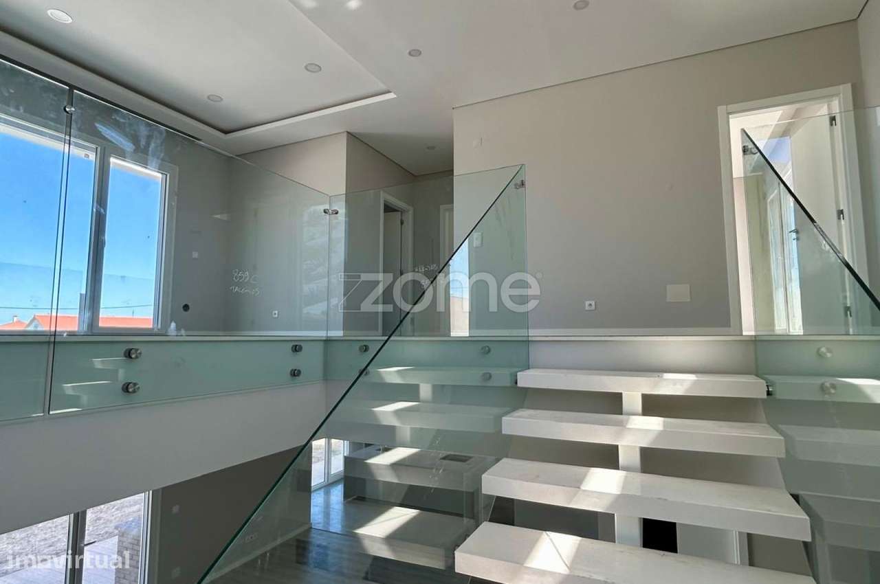 Moradia T4 com piscina, suíte e garagem em Azeitão-20