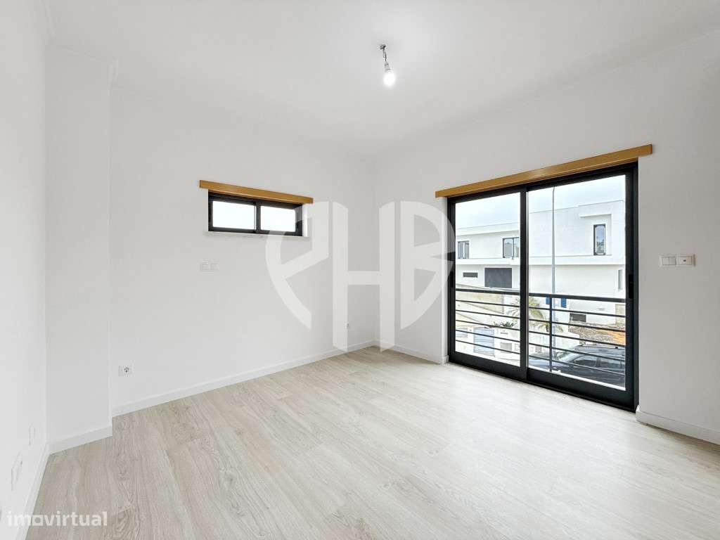 Exclusiva Moradia T5 de Arquitetura Contemporânea em Almada - Feijó-42