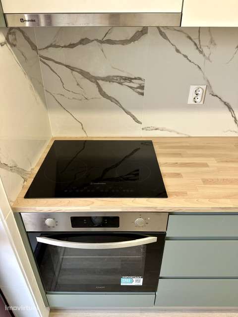 Apartamento T2 com varanda e elevador em Gondomar-2