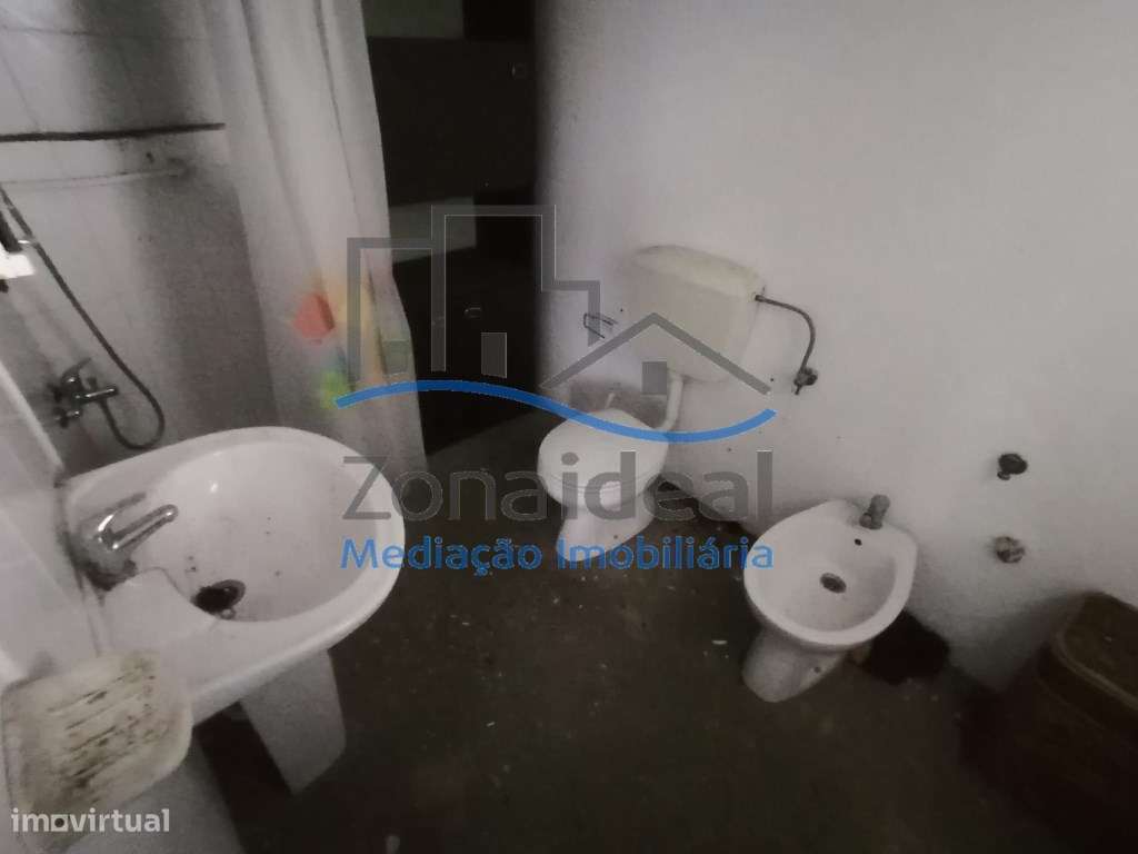 Moradia com quintal e terreno, localizada em Estribeiro, Abrigada, ...-10