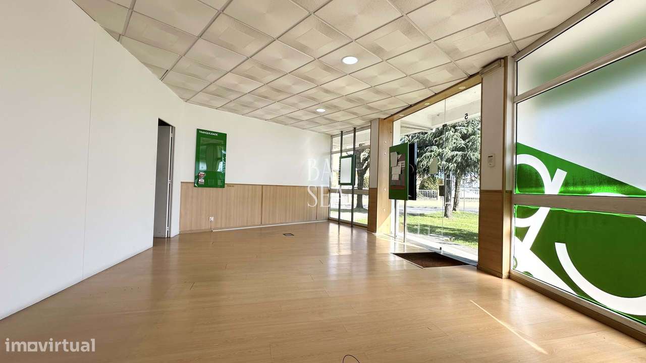 Loja para arrendamento grande montra e boa localização em Merelim (São - Grande imagem: 3/12