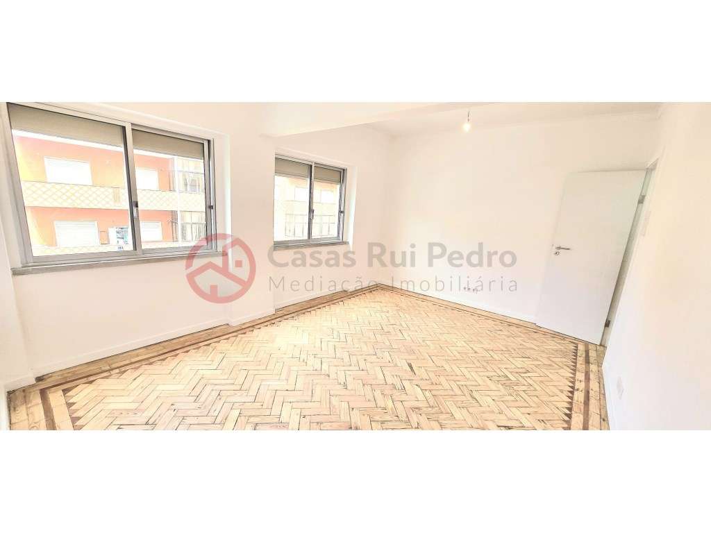 Apartamento T2 remodelado em Foros de Amora-22