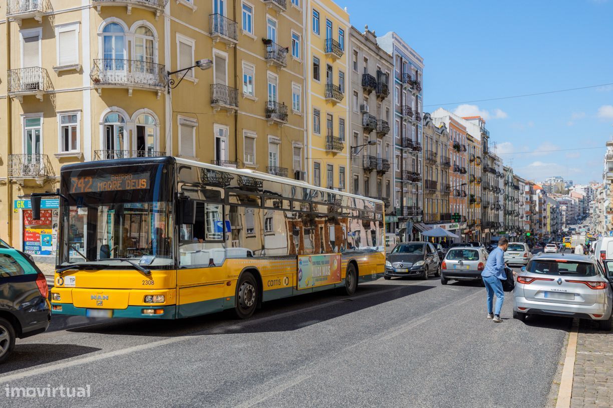 Prédio junto vibrante Rua Morais Soares e Metro