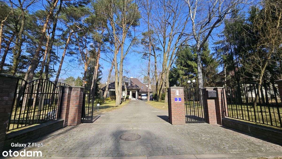 Dom 450 m2 otoczony starodrzewiem-1