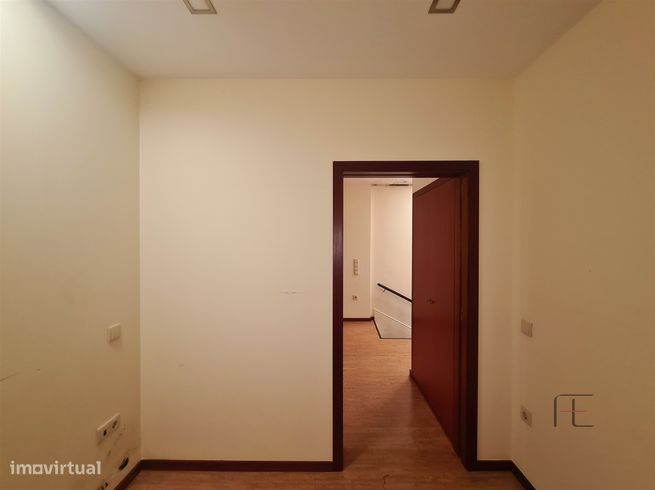 Casa de dois pisos com quintal, Junto Av. Fernão de Magalhães, Porto-21