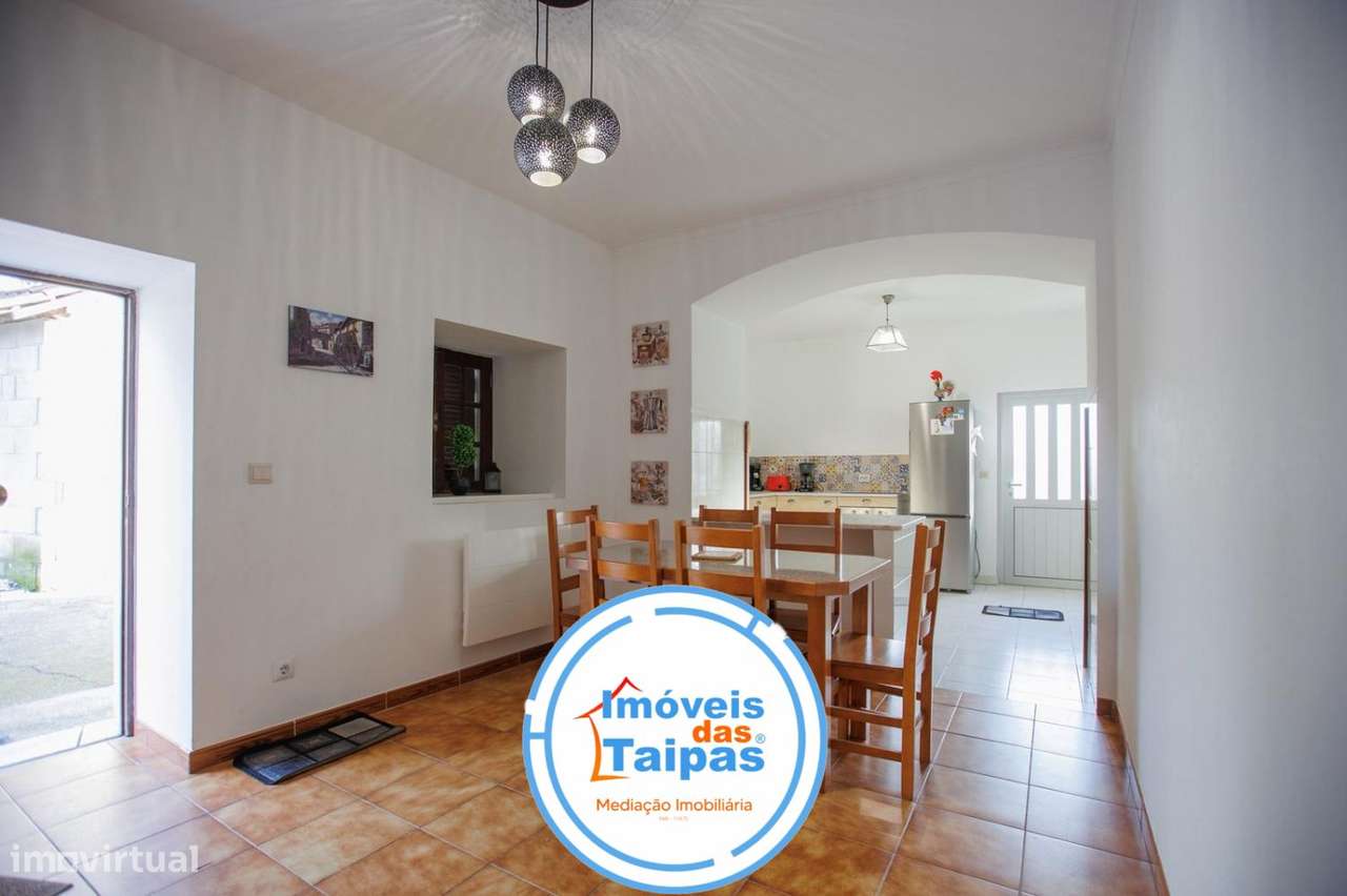 Vende-se Moradia Individual e rés-do-chão - T2-9