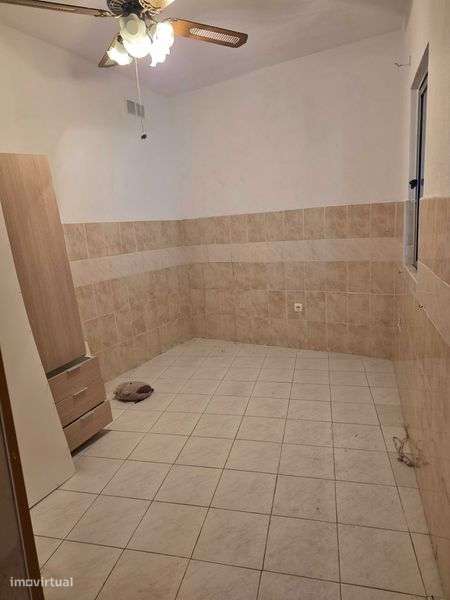 Aluga.se t3 em optimo estado na zona da amoreira da gandara - Grande imagem: 4/8