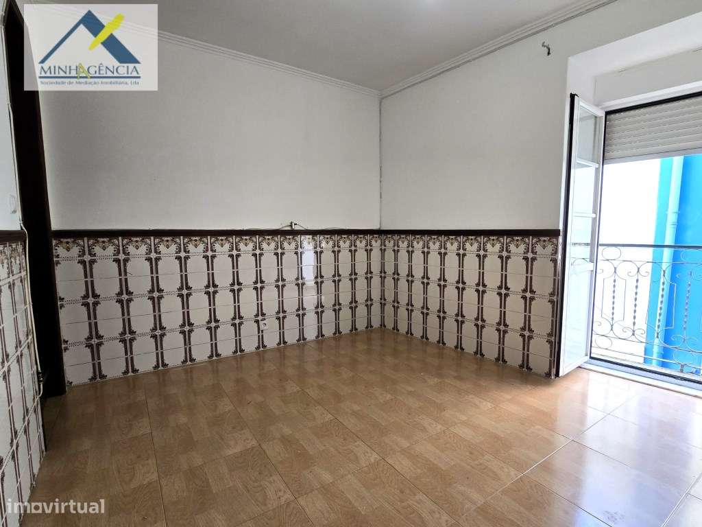 Prédio com 4 frações junto à Av. Luisa Todi em Setúbal-5