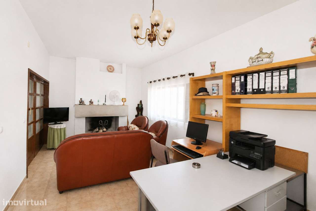 Moradia de Prestígio com T1 Independente, Terraço Panorâmico e Exce...-6