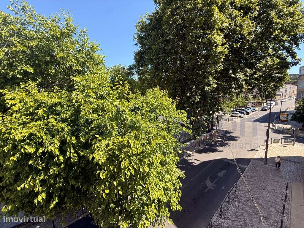 Vende-se T4 em Mem Martins - 500m da Estação-18