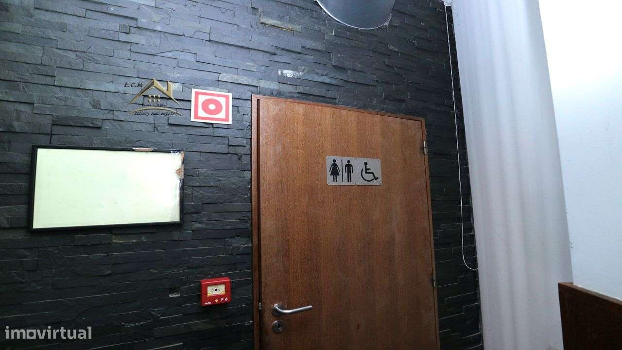 Restaurante "Castelo da Maia" Localizado em Zona Industrial,-22