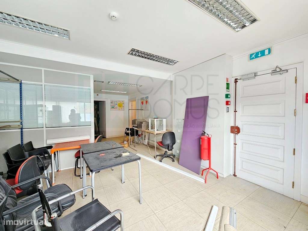 Espaçoso e funcional escritório com 600m2, em Carnaxide, Oeiras-30