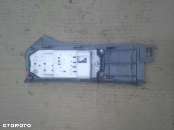 Toyota Yaris II panele sterowania szyb komplet EU - 3