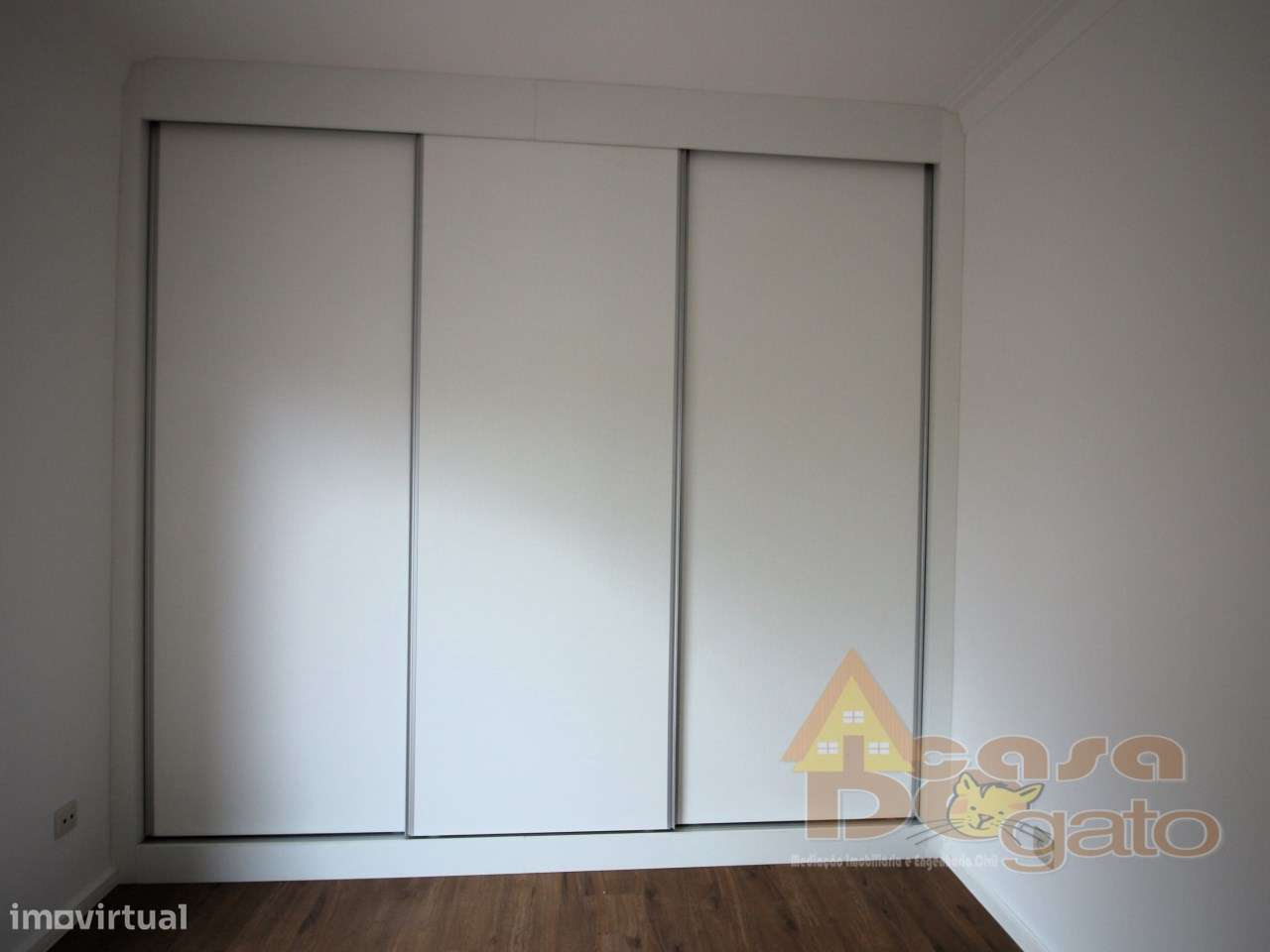 Apartamento Remodelado com boas varandas-11
