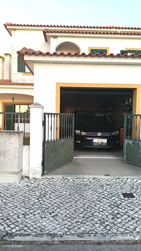 Moradia T3 em banda | 2 pisos e quintal, estimada | área  de 214m2-41