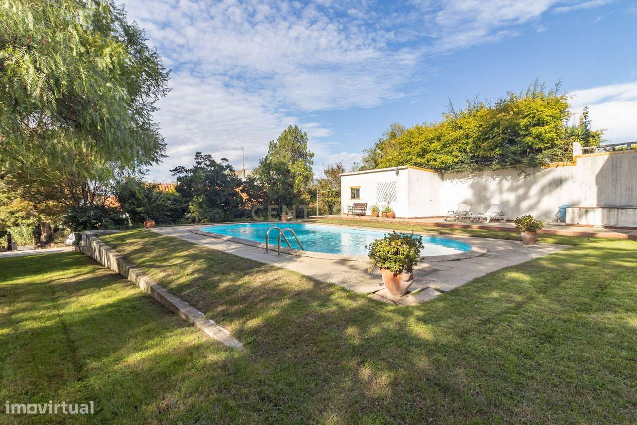 Moradia com construções de apoio, piscina e localização priviligiada-50