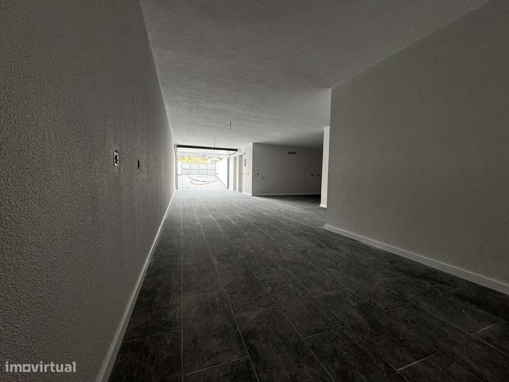 Moradia com 3 Suites, Garagem, Logradouro, Churrasqueira e Piscina-26