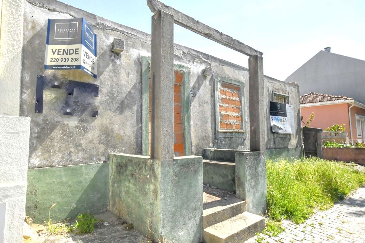 Terreno com moradia em ruína para construção em Condomínhas - Grande imagem: 5/27