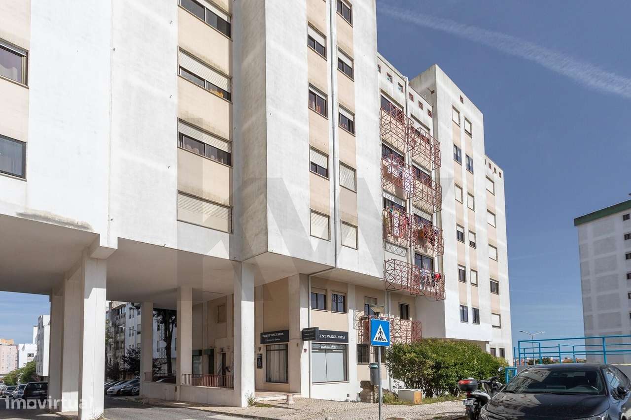 Exclusivo Duplex T3 Remodelado com Garagem Box Independentemente na Ri-36
