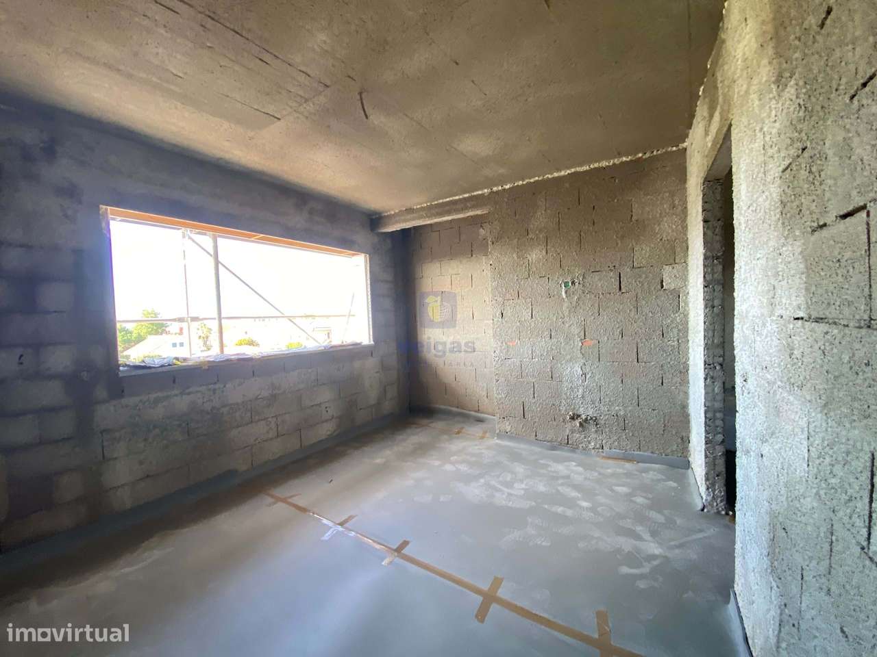 Apartamento em Construção junto ao Colégio! Tem 3 quartos, um deles em-5